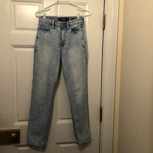 Hollister Ultra High-Rise Mom Jeans
